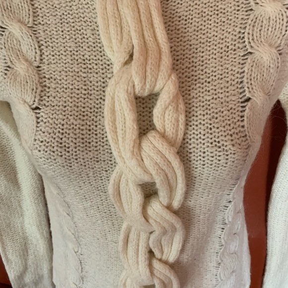 Beautiful sweater - Picture 2 of 6